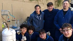 Alumnos de escuela técnica transforman plástico en combustible