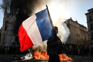 El 17 de octubre galo: estudiantes, sindicalistas y chalecos amarillos se movilizan en toda Francia contra el aumento del costo de la vida y por mejores condiciones educativas
