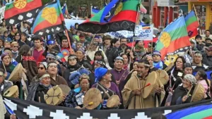 Pueblos originarios se concentraron frente a la casa de Cristina Kirchner para rechazar el «Día de la Raza» impulsado por el gobierno de Milei