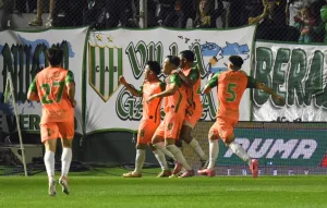 Ventja local en el Florencio Sola: Central juega muy mal y Banfield aprovechó para ganarle 1-0 con gol de Adoryan