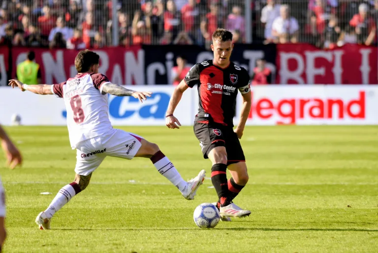 Luca Regiardo llegó a las cinco amarillas y Frank Kudelka busca un sustituto para el mediocampo de Newell's