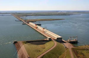 La represa Yacyretá suspende las visitas por la crecida del Paraná