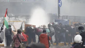 Marcha Federal Universitaria: brutal represión policial en Buenos Aires; balas de goma, gases y camiones hidrantes contra los manifestantes