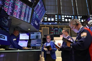 El riesgo país superó los 700 puntos, pero recortó la suba y cerró en 684 unidades