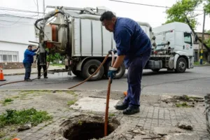 Alerta renovado por tormentas: se intensifican la limpieza de sumideros y otros trabajos de higiene