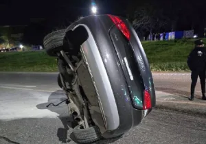 Un joven de 23 años falleció al volcar su vehículo en Circunvalación y Palliere