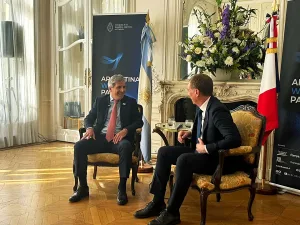 Regalados: el ministro Caputo anunció la venta de ciudadanía argentina para "captar la atención del mundo"