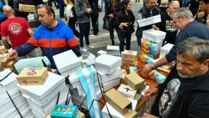 Zapatazo solidario: regalaron mil pares en Plaza de Mayo para visibilizar la crisis de la industria